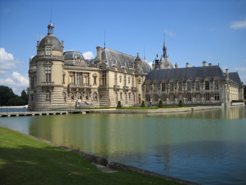 Wonderful chateaux on the way to Paris