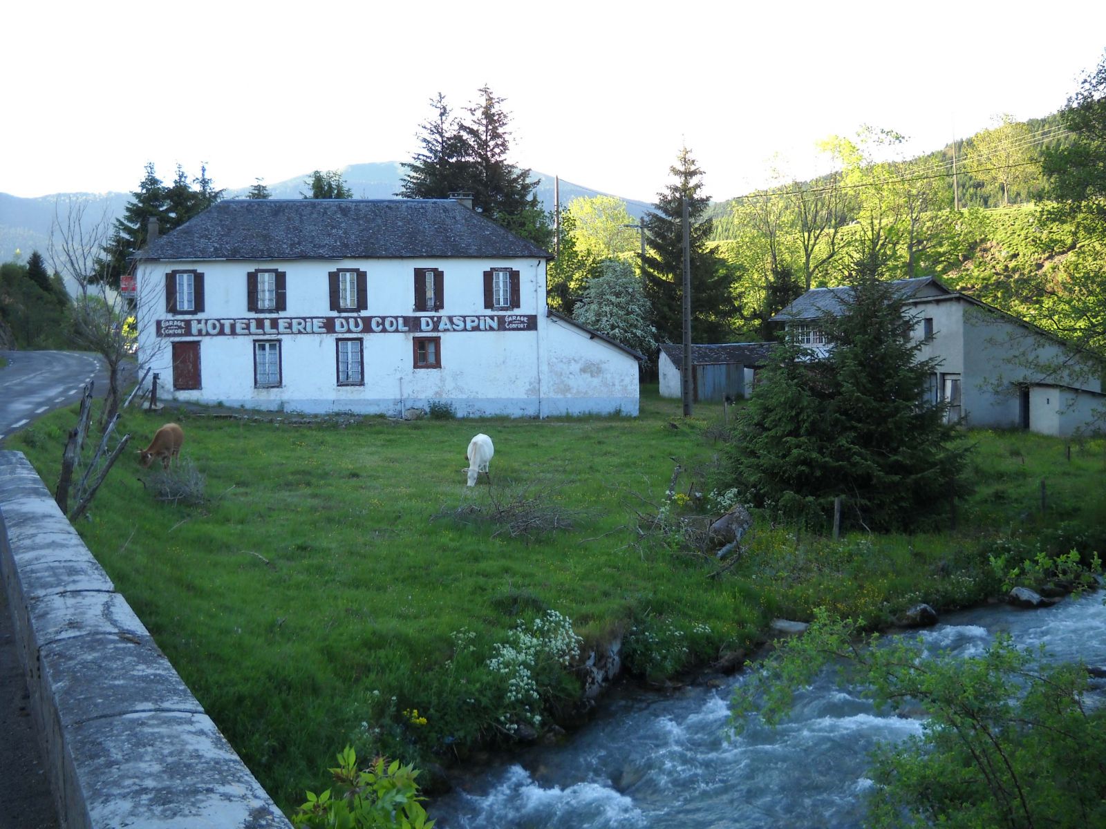 Between the Tourmalet and Aspin