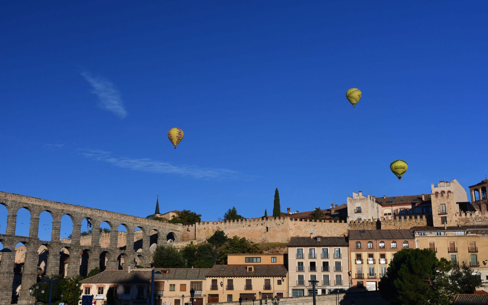 Balloons above the Roman aqueduct